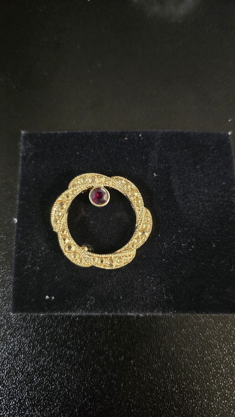 Vintage Gold Tone Circle Brooch Pin Hammered Texture Garnet Colored Red Stone